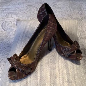 BCBGirls brawn/gold plead peep toe heels size 7
